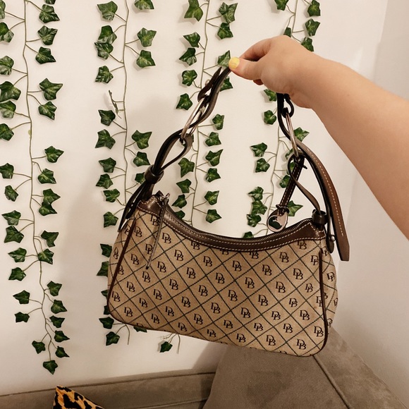 SOLD Vintage Dooney and Bourke shoulder bag - Picture 3 of 12